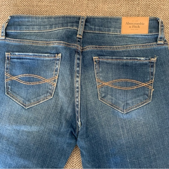 Excellent Preowned Condition Abercrombie and Fitch Skinny Jeans Size 25. - Picture 2 of 7